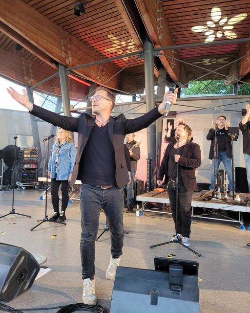 Fest der 1000 Lichter im Rosengarten Zweibrücken mit Brass Machine  | Foto: Barbara Vollmer