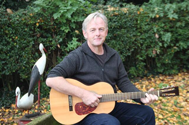 Serge Rieger singt und spielt vor allem in elsässischer Sprache | Foto: Serge Rieger