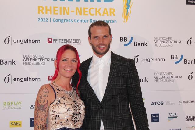 Dennis Diekmeier mit seiner Ehefrau | Foto: Michael Sonnick