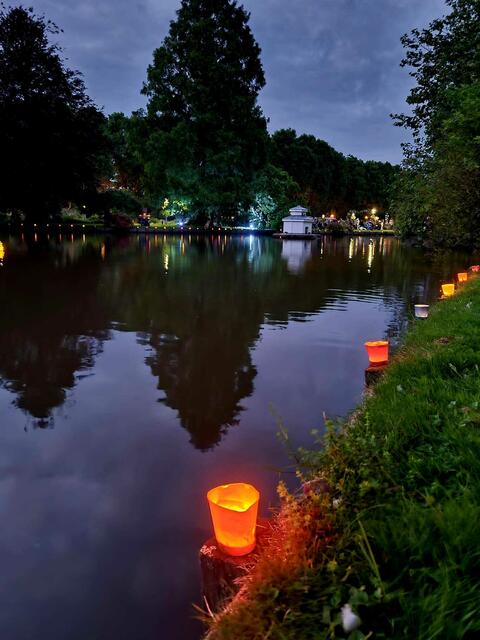 Fest der 1000 Lichter im Rosengarten Zweibrücken mit Brass Machine  | Foto: Barbara Vollmer