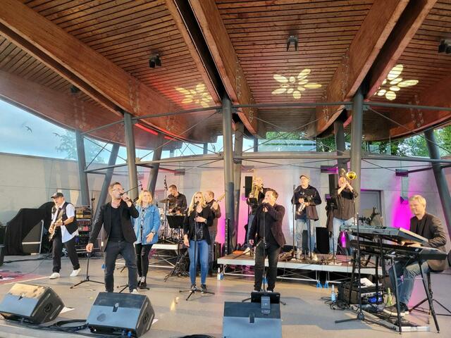 Fest der 1000 Lichter im Rosengarten Zweibrücken mit Brass Machine  | Foto: Barbara Vollmer