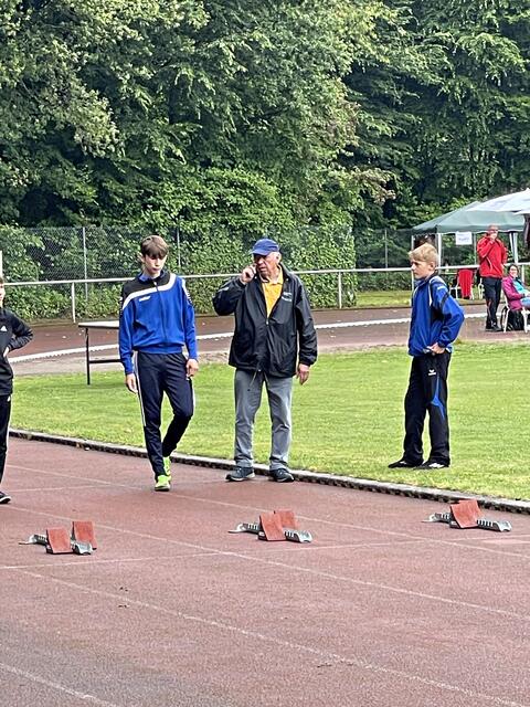 Zwischen seinen beiden Jungathleten Hans Koob | Foto: TSV Iggelheim