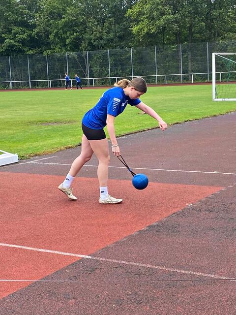 Selina beim Schleuderballwurf | Foto: TSV Iggelheim