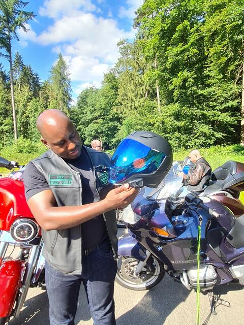 Schatzmeister David Ballard zeigt die Mikrophone und Lautsprecher in den Helmen, mit denen die Biker unterwegs kommunizieren | Foto: Cynthia Schröer