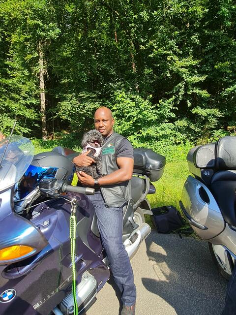 Seine Hündin Misty kann er auf der langen Tour leider nicht mitnehmen, sagt Motorradfahrer David Ballard | Foto: Cynthia Schröer