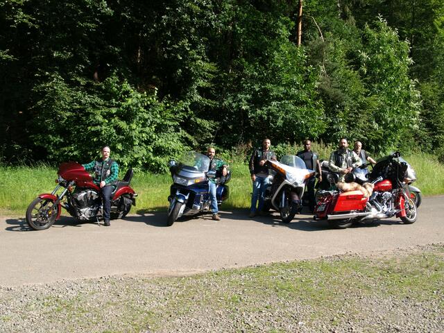 Die Biker werden drei Wochenen lang in zehn Ländern ausschließlich im Freien schlafen: David Gardner, Nader Samadi, Dylon Gaissert, David Ballard, Marc DeWees und Christian Brechtel (von links) | Foto: Cynthia Schröer