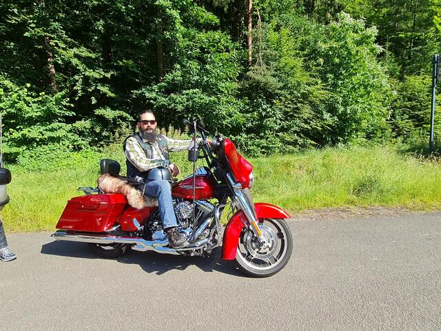 Bis zu zehn Stunden pro Tag werden die Biker auf dem Motorrad sitzen. Dafür hat Marc DeWees seinen Sitz mit Fell ausgestattet | Foto: Cynthia Schröer