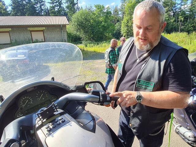 Neben den Sitzen sind auch die Griffe an den Lenkern beheizbar, erklärt Vizepräsident Christian Brechtel | Foto: Cynthia Schröer