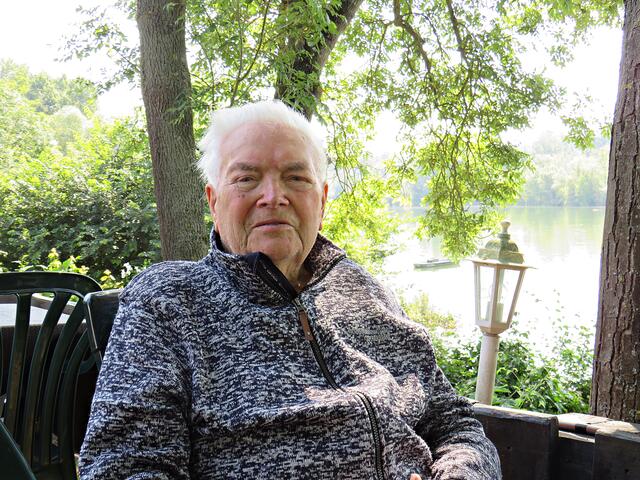 Ab in den Schatten was kühles trinken: Herr Diemer | Foto: Brigitte Melder