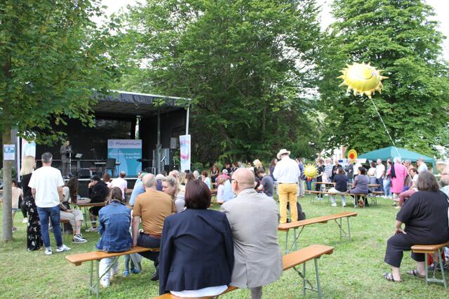 Hauptbühne_Festwiese: Neben der Hauptbühne gab es auf der Festwiese unter anderem Stände der Abteilung für Abhängigkeitserkrankungen und einen Basar der Klinik für Forensische Psychiatrie | Foto: Pfalzklinikum