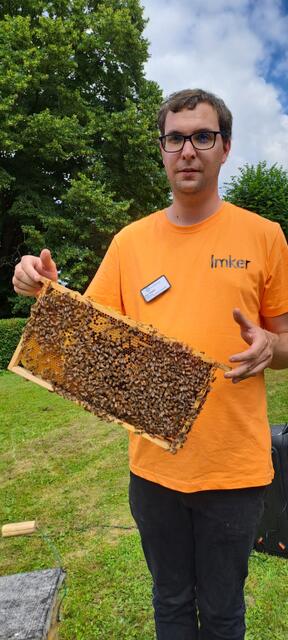 Bienenprojekt: In mehreren Führungen erklärten Imker das Bienenprojekt der Klinik für Forensische Psychiatrie, hier Pascal Biebel, Projektleiter | Foto: Pfalzklinikum 