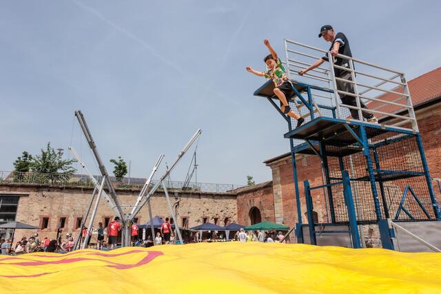 17. Internationales Kinderfest in Germersheim - Bungee-Trampolin und Free Fall | Foto: Paul Needham