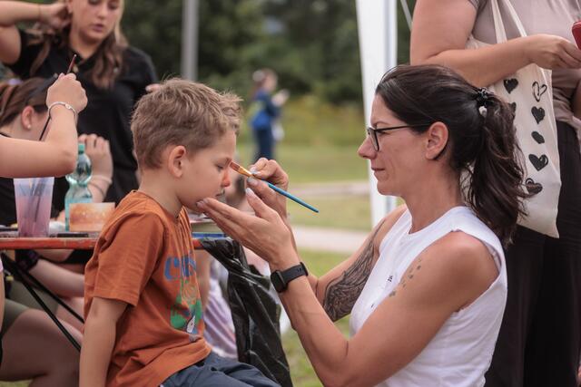 17. Internationales Kinderfest in Germersheim - wasser- und hitzebeständige bunte Gesichter | Foto: Paul Needham