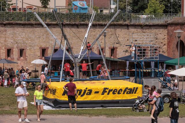 17. Internationales Kinderfest in Germersheim - Bungee-Trampolin | Foto: Paul Needham