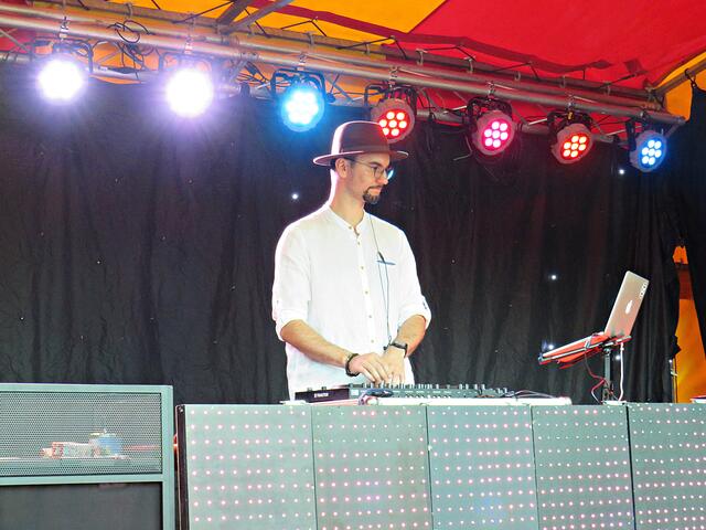 DJ bei der Arbeit mit toller Musik | Foto: Brigitte Melder