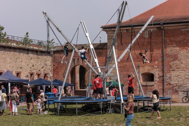 17. Internationales Kinderfest in Germersheim - Bungee-Trampolin | Foto: Paul Needham