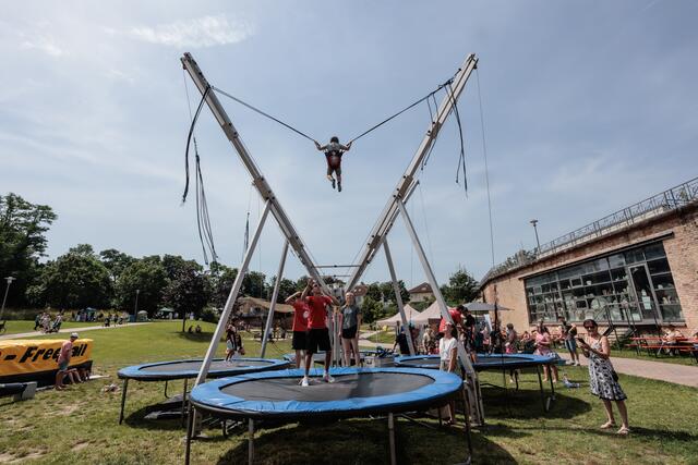 17. Internationales Kinderfest in Germersheim - Bungee-Trampolin | Foto: Paul Needham