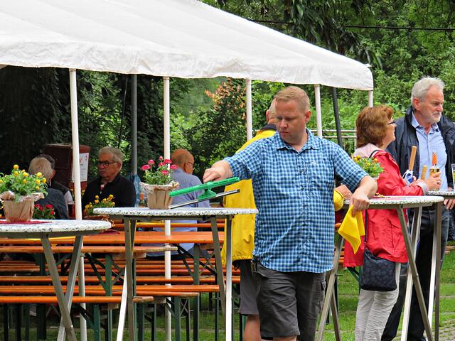 Einmal über die nassen Tische wischen | Foto: Brigitte Melder