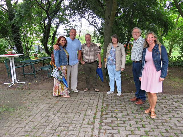 Impressionen: Frisch eingetroffen Ortsbürgermeisterin Claudia Klein (re.) | Foto: Brigitte Melder