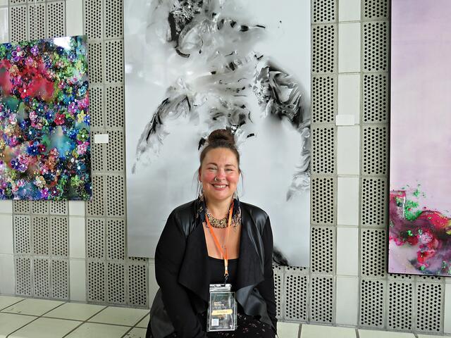 Nadine Ajsin vor ihren Kois | Foto: Brigitte Melder