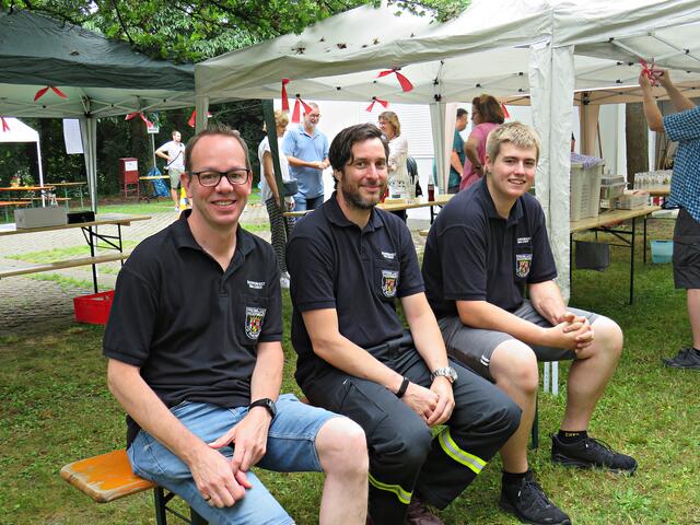 Feuerwehrmänner warten auf Grilleinsatz | Foto: Brigitte Melder