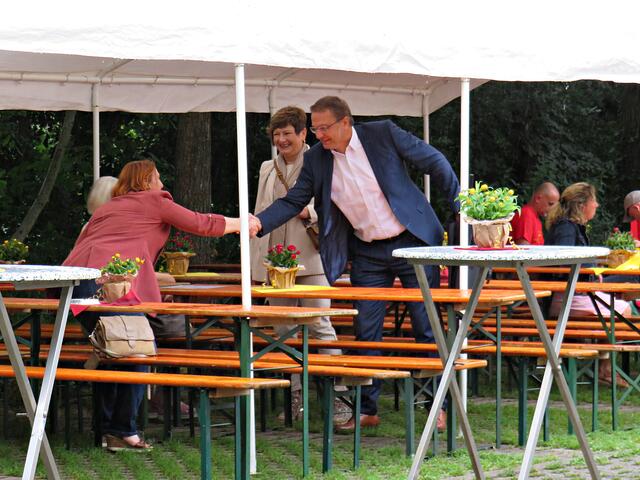 Ralf Marohn  schüttelt Hände | Foto: Brigitte Melder