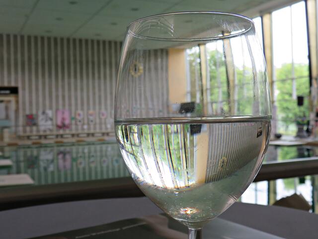Spiegelung im Wasserglas | Foto: Brigitte Melder