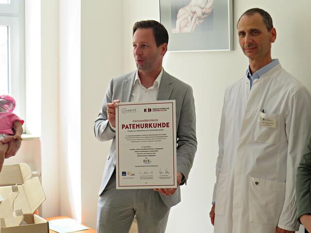 Patrick Steidl mit der Urkunde, daneben Dr. Reichel | Foto: Brigitte Melder