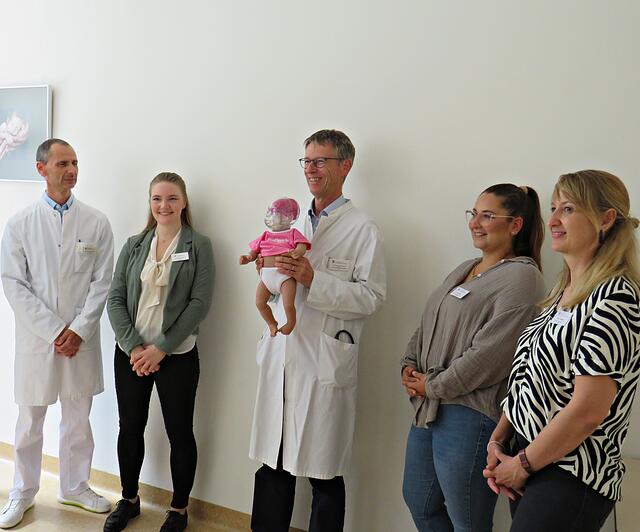 Chefarzt Dr. Merz kam hinzu und erklärte  | Foto: Brigitte Melder