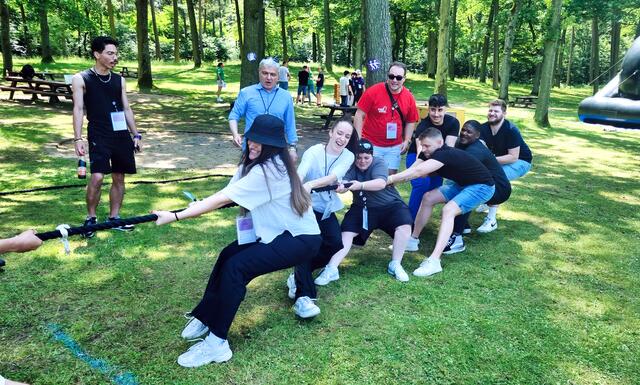 Nur nicht über die blaue Linie ziehen lassen. Angefeuert von Hausleiter Attila Alkan (mit blauem Hemd) waren die Karlsruher Azubis beim Tauziehen nicht zu besiegen | Foto: XXXLutz - Mein Möbelhaus