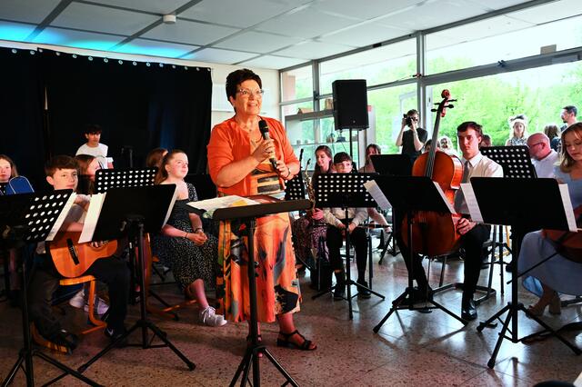 Die Schulleiterin Andrea Meiswinkel eröffnet den Konzertabend | Foto: Sickingen-Gymnasium Landstuhl