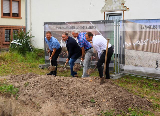 Carsten Borck, Tobias Meyer, Ralf Schmidt und Oliver Löwer beim symbolischen Spatenstich. | Foto: Gemeindeverwaltung Haßloch