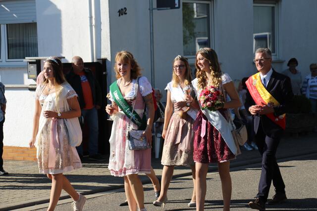 Die Hoheiten der benachbarten Orte beim Kerweumzug | Foto: Susanne Grabau