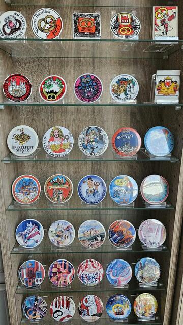 Jede Menge Brezelfest-Buttons | Foto: Hansjörg Heß