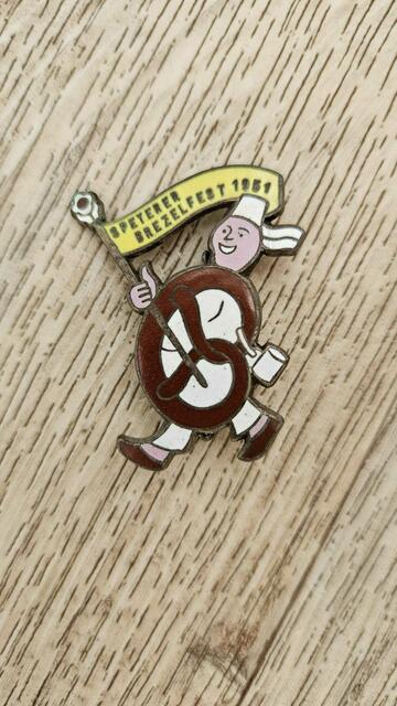 Brezelfest-Pin | Foto: Hansjörg Heß