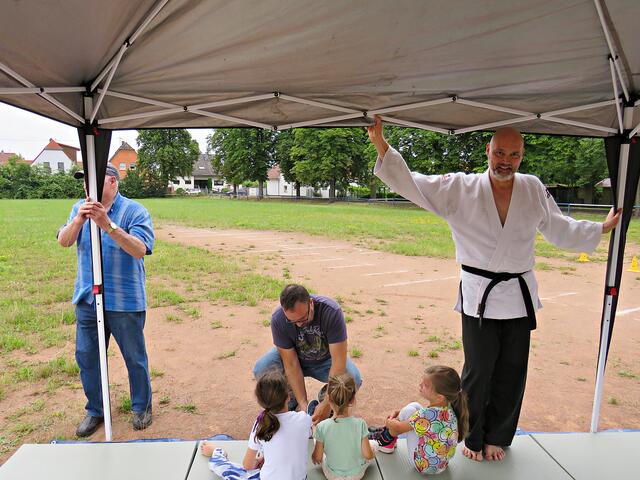Ab nun hieß es "Zelt festhalten" | Foto: Brigitte Melder
