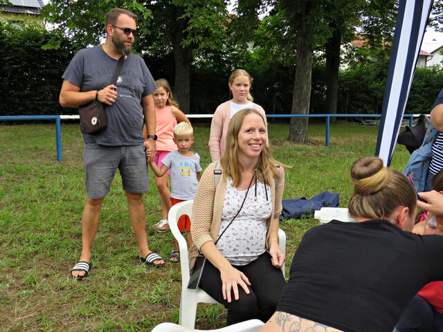 Sarah Hahn schaut wie ihre Kleine geschminkt wird, hinten Familie Meder | Foto: Brigitte Melder