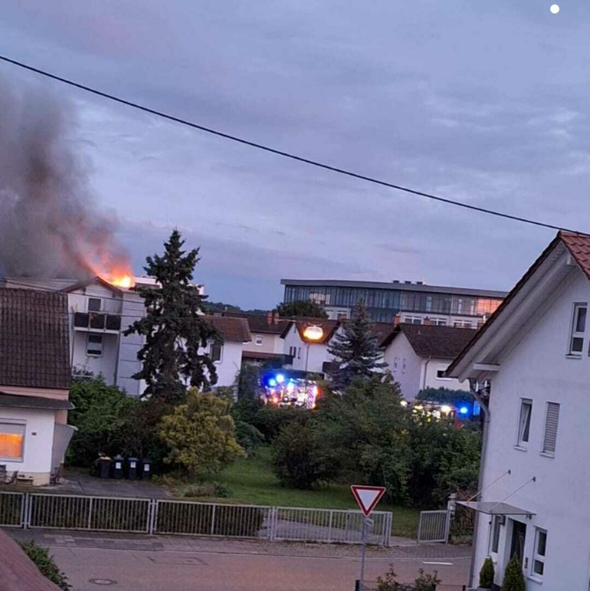 Brand-in-Queichheim-Feuerwehr-Landau-bei-Dachstuhlbrand-im-Einsatz