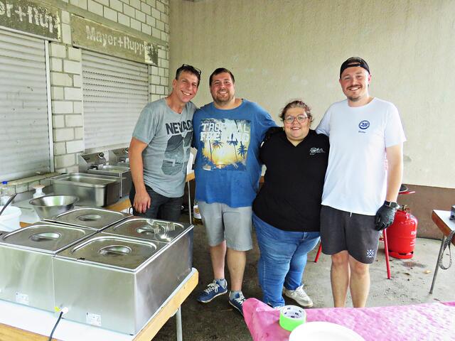 Die vier von der Bratstelle | Foto: Brigitte Melder