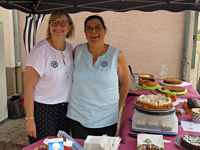 Die beiden Kuchenfeen | Foto: Brigitte Melder