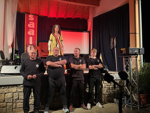 Königin Sassi mit Leibgarde Bogenschützen Armin Rolland, Sascha Sittel, Ralf Haage und Jonathan Haage  | Foto: Arno Mohr  