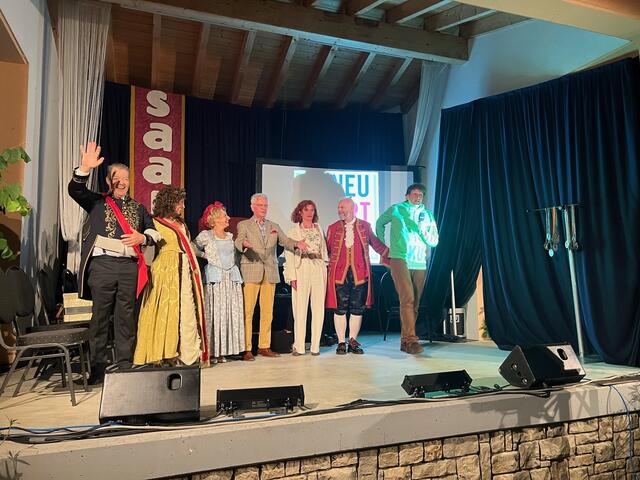 Die Königin dankt am Ende doch ab, von links Kammerdiener, Königin, Hofpressesprecherin und Chefin des königlich dörflichen Geheimdienstes,  Abschlußtänzer Peter Schlundt, Regisseurin Nartina Helffenstein, Hofmusikant, Sebastian Boegel, Kulturverein Obermoschel, bei dem alle Fäden zusammenliefen  | Foto: Arno Mohr  