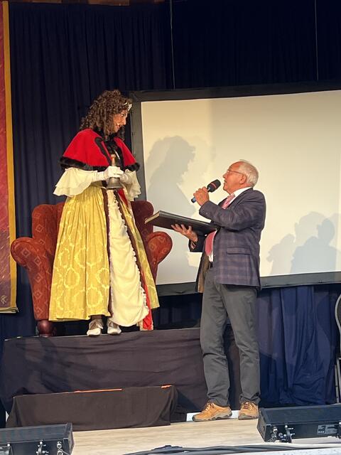 Stadtbürgermeister Beisiegel huldigt der neuen Königin und übergibt Finanzbücher  | Foto: Arno Mohr