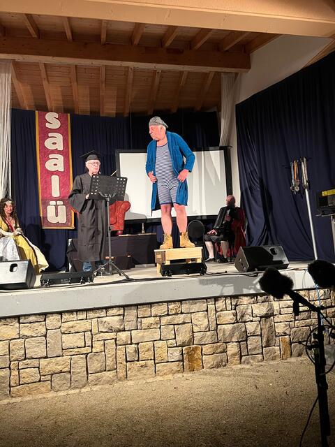 Links hört die Königin Sassi aufmerksam zu, als Jochen Bumb den Urmoscheler Karl (Peter Lahm) vorstellte  | Foto: Arno Mohr 