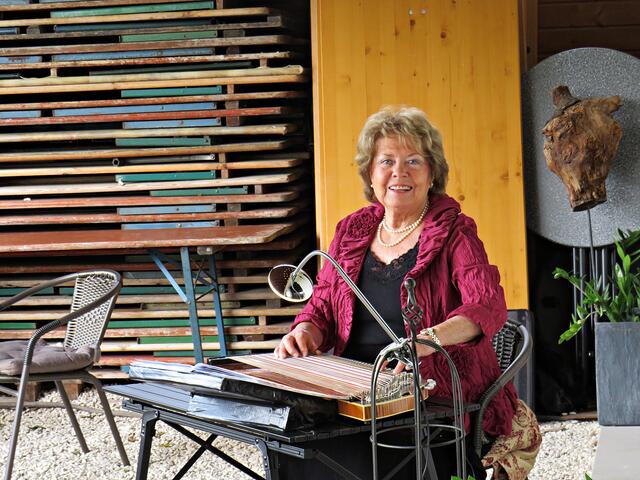 Sonntags im Artcafé spielt gerne die Künstlerin Gaby Kiessling | Foto: Brigitte Melder