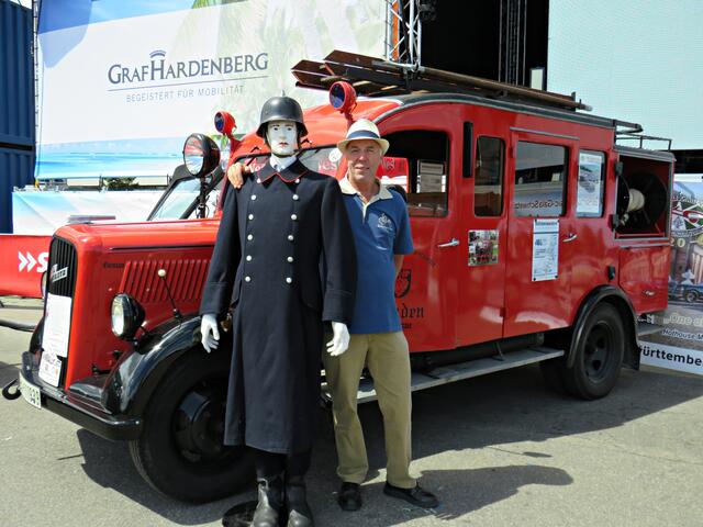 Bodo Pfeiffer mit Feuerwehrmann | Foto: Brigitte Melder