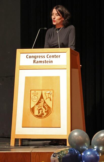 Die kommissarische Schulleiterin Isabelle Chatfield bei ihrer Ansprache. | Foto: Joshua Schirra