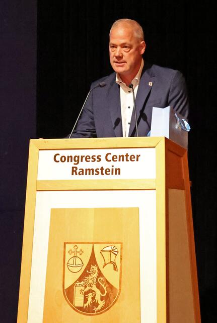 Bürgermeister Ralf Hechler gratulierte den Absolventen im Namen des Schulträgers | Foto: Joshua Schirra