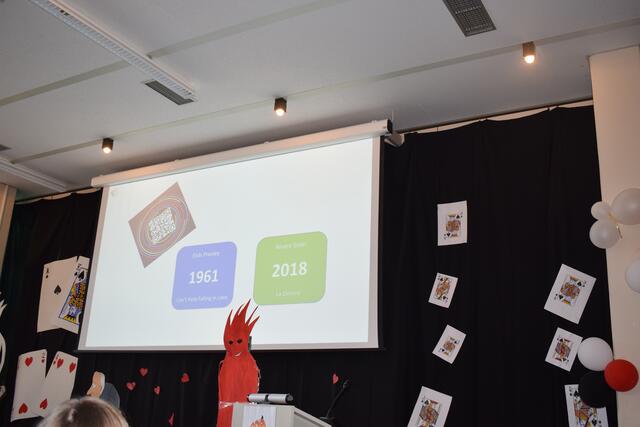 Begleitet wurde die Abschiedsfeier vom Musikspiel Hitster - ein unterhaltsamer Ratespass für's Publikum.  | Foto: B. Bender