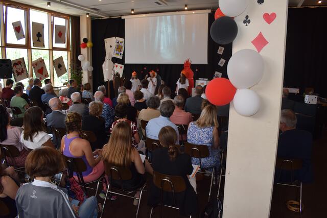 Schülerinnen und Schüler rappen den "Erlkönig" . . .  | Foto: B. Bender